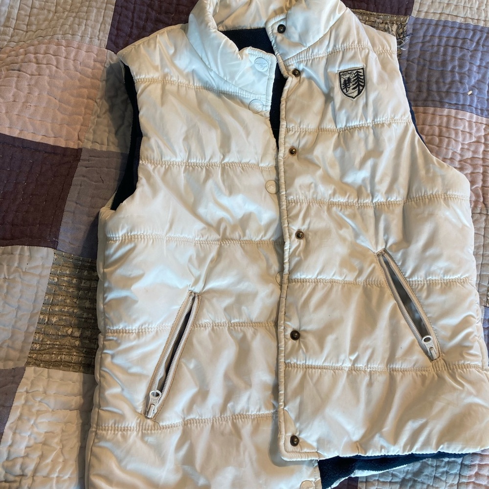 American Eagle Women’s White Puffer Vest